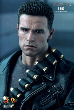 Hot Toys TERMINATOR 2 T-800 1/6TH SCALE FIGURE