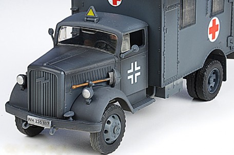 Forces of Valor 80076 1:32 GERMAN 4x4 AMBULANCE