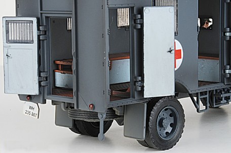 Forces of Valor 80076 1:32 GERMAN 4x4 AMBULANCE