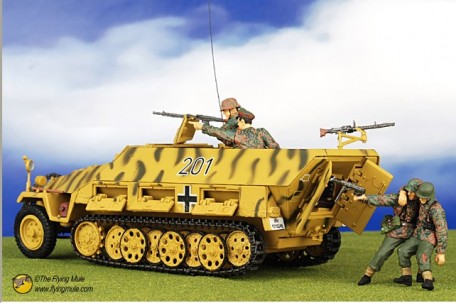 Forces of Valor 81019 1:32 GERMAN SD. KFZ. 251/1 HANOMAG