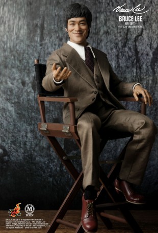 Hot Toys BRUCE LEE (IN SUIT) 1/6TH SCALE FIGURE
