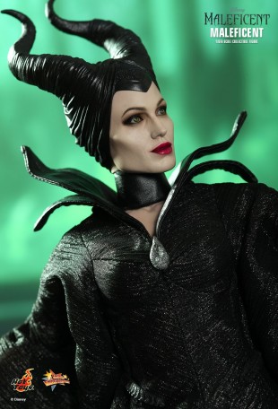 Hot Toys MALEFICENT 1/6TH SCALE COLLECTIBLE FIGURE