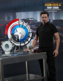 Hot Toys IRON MAN 2 TONY STARK WITH ARC REACTOR CREATION ACCESSORIES