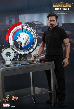 Hot Toys IRON MAN 2 TONY STARK WITH ARC REACTOR CREATION ACCESSORIES