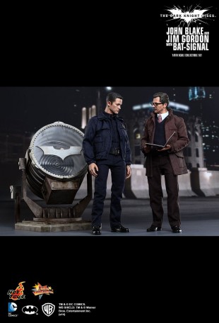 Hot Toys THE DARK KNIGHT RISES JOHN BLAKE AND JIM GORDON WITH BAT-SIGNAL