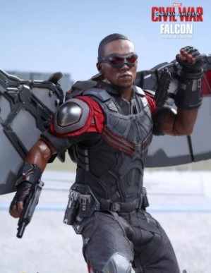 Hot Toys CAPTAIN AMERICA: CIVIL WAR FALCON 1/6TH Scale Figure