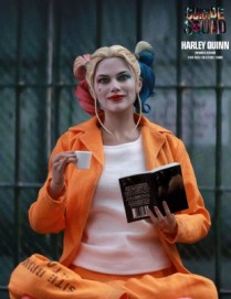 Hot Toys SUICIDE SQUAD HARLEY QUINN PRISONER VERSION