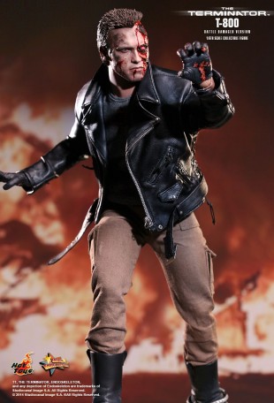 Hot Toys TERMINATOR T-800 BATTLE DAMAGED VERSION 1/6TH FIGURE