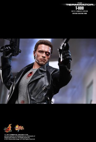 Hot Toys TERMINATOR T-800 BATTLE DAMAGED VERSION 1/6TH FIGURE